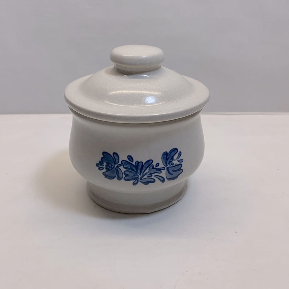 Pfaltzgraff Yorktowne sugar bowl with lid stoneware